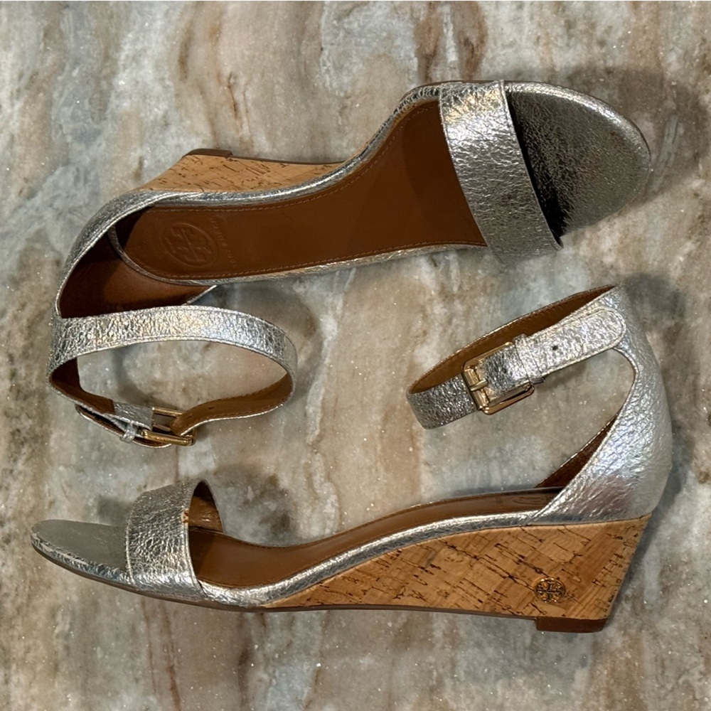Women’s TORY BURCH Savannah cracked silver wedge sandals- Size 7